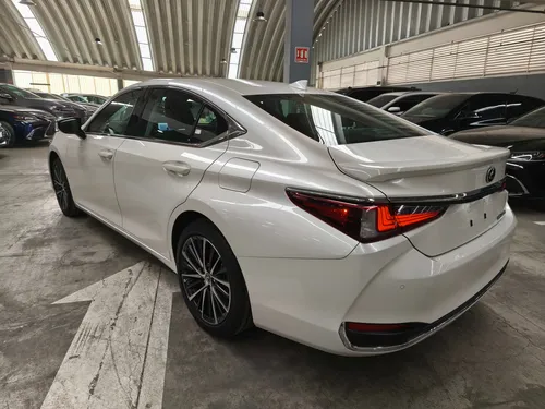 Lexus ES 4p 300H HEV L4/2.5 Aut