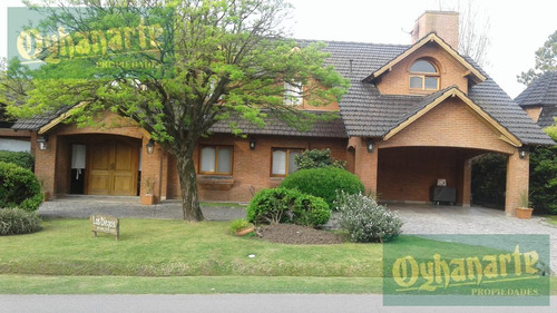 Venta De Excelente Y Amplia Casa En Country Club Banco Provincia, Moreno.