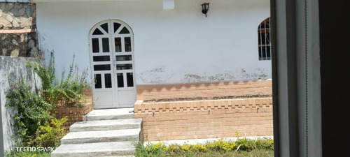 Casa De Dos Niveles En Venta En Via La Entrada, Naguanagua C-9427 E. C
