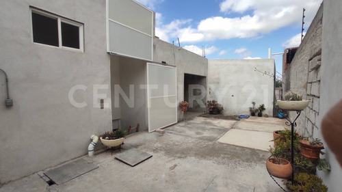 Casa En Venta Con Local Comercial En El Chamizal, Pedro Escobedo, Querétaro.
