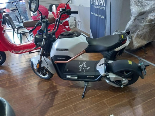 Imagen 2 de 15 de Moto Electrica Sunra Miku Max Litio 800 W Scooter Un Sueño D