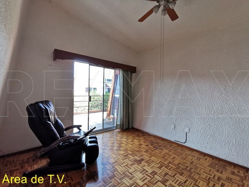 Casa De 215m2t / 347m2c / 4r / 3.5b / 1a / Vigilancia