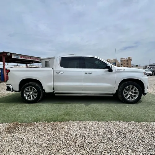 Chevrolet Cheyenne 4P Crew Cab 4x4 High Country TA