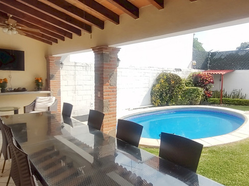 Casa En Venta En La Col. El Miraval, Cuernavaca Morelos.