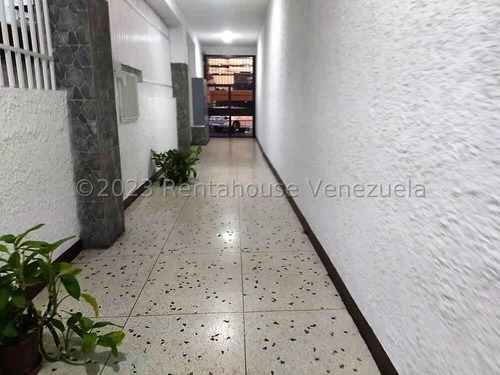 Vendo Apartamento En Zona Centro De Maracay (lopez Aveledo), Código 24-21852 Cm