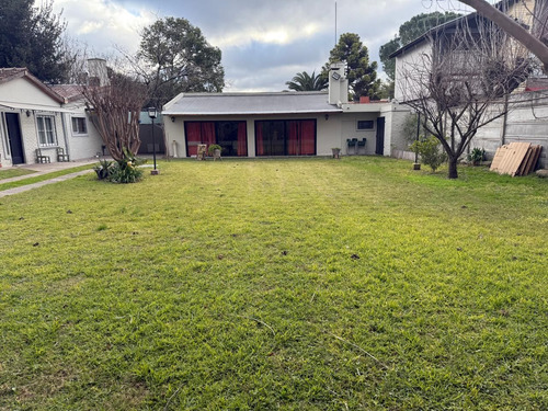 Venta Casa Con Parque Pileta, Parque Leloir, Ituzaingo.