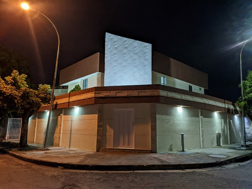 V.larez Moderna Casa De Esquina Recién Remodelada Ubicada En Una De Las Mejores Zonas De Valencia, Urb. El Trigal Norte