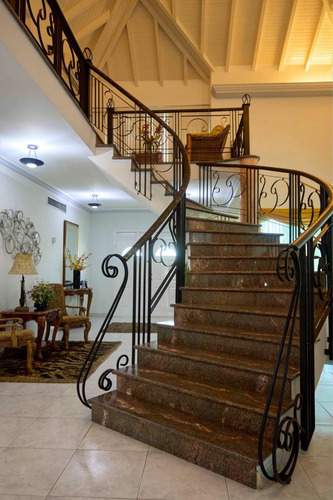Casa Tipo Villa Estilo Americano En Lechería Con Canal