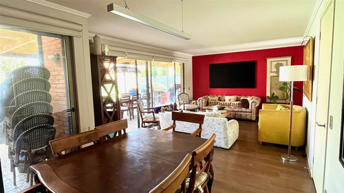Casa En Venta De 6 Dorm. En El Huinganal