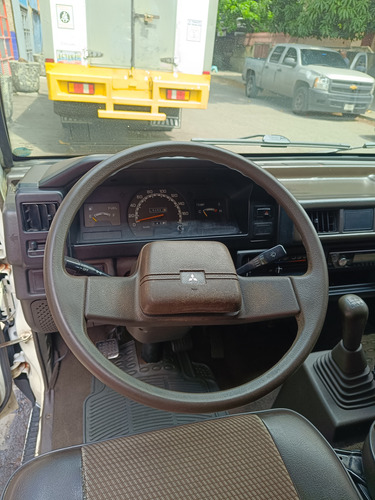Mitsubishi L300 Panel 2010
