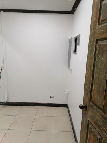 Imagen 11 de 14 de Local Ideal Para Despachos Profesionales, Oficinas O Comercio De Servicios En General.