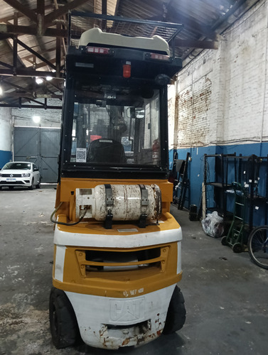 Autoelevador Cat 2.5 Tn