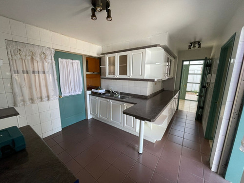 Casa 5 Dormitorios 4 Baños 3 Estacionamientos.