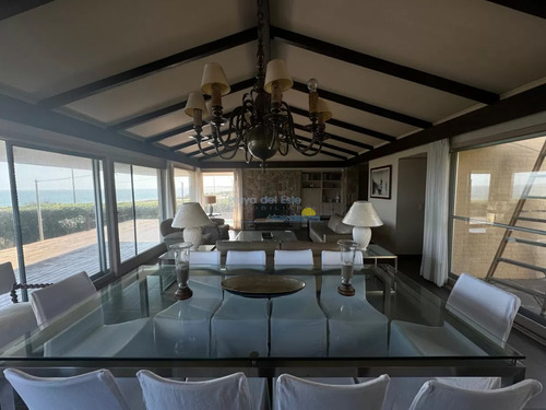 Excelente Chalet Sobre Primera Línea Con Vista Directa Al Mar