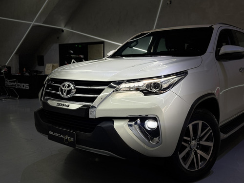 Toyota Hilux SW4 2.8 SRX 4X4 7 LUGARES 16V TURBO INTERCOOLER DIESEL 4P AUTOMÁTICO