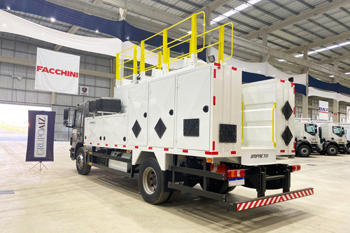 Caminhão Mb Atego 1719 4x2 24/25 Comboio 6.000l Impacto