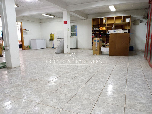 Local Comercial En Avda Walker Martinez.