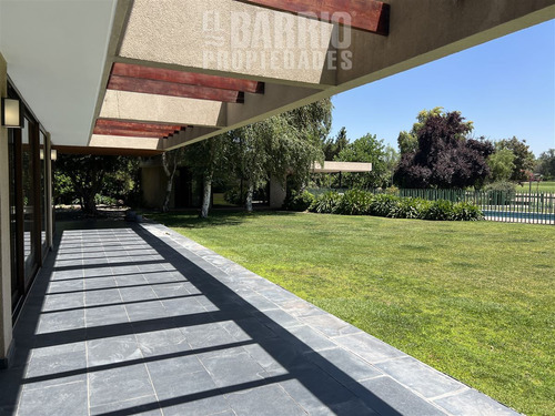 Casa En Venta De 4 Dorm. En Las Brisas De Chicureo