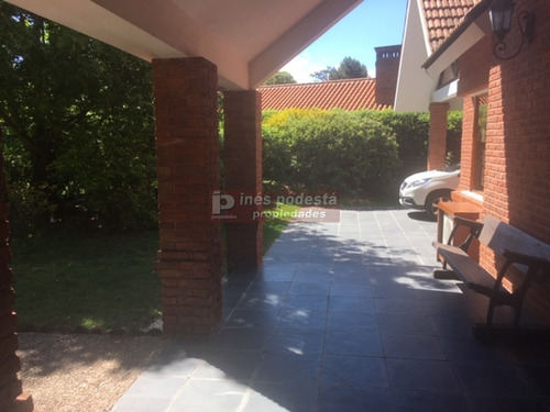 Casa En Zona De Colegios- Ref: 8920