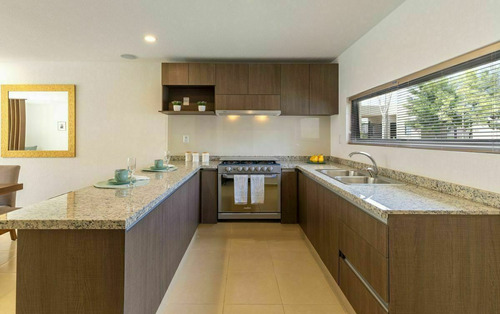 En Venta Casa Entre El Refugio Y Zibata, 139 M2, Gran Jardín, 3 Recamaras