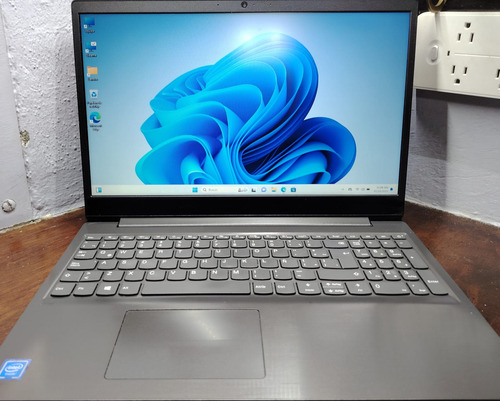Lenovo V15-igl, Gris, Celeron N 4020, Ssd 256, 4gb Ram. (Usado)