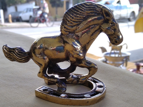 Figura De Caballo De Bronce Sobre Herradura 