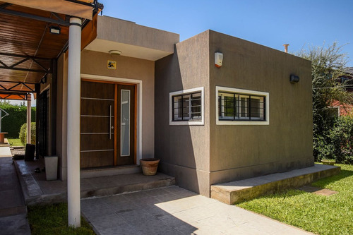 Venta ! Casa Con Pileta En Barrio Las Acequias