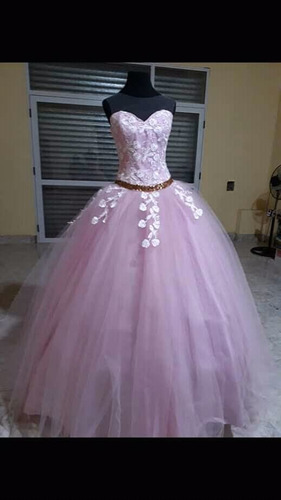 Vestido De 15 Años Con Tul Y Apliques De Encajes