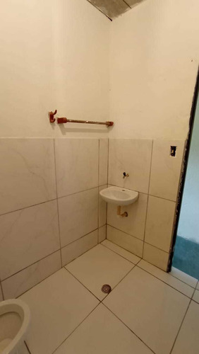 Casa De 5 Comodos 1 Banheiro Com Area
