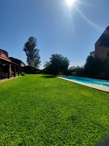Super Categoría!! Casa En Venta En El Mejor Barrio De La Ciudad De Villa María. Provincia De Córdoba. Sobre Costanera.