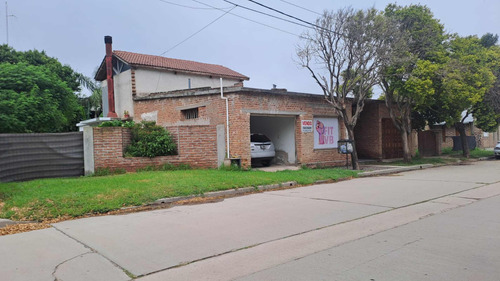 Casa, 2 Plantas, 3 Hab, En Centro De Pueblo Con Oportunidad