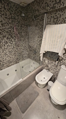 Amplia Casa Tipo Chalet De 5 Ambientes Como A Estrenar Con Jardin Y Cochera En Venta. Florida
