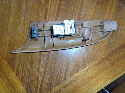 Imagen 2 de 3 de Vendo Boton De Subir Vidrio Trasero Derecho De Nissan Máxima