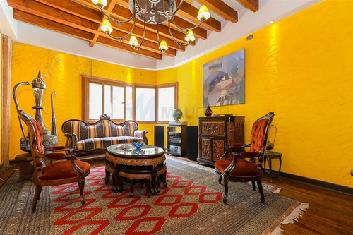 Casa En Venta De 7 Dorm. En Providencia