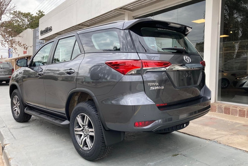 Imagen 5 de 15 de Toyota Sw4 2.8 Tdi 6a/t 5 Asientos Sr 4x4 0km My2022
