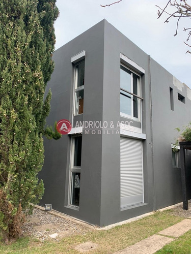 Casa En Venta Y Alquiler, Mansa, Punta Del Este, 6 Dormitorios.- Ref: 6411