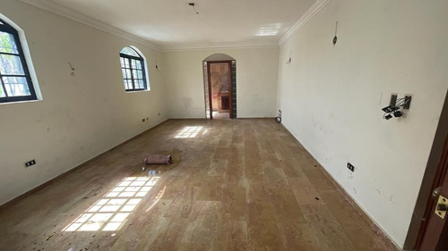 Casa De Esquina En La Castellana En Venta