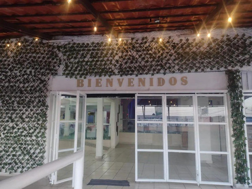Renta De Local Comercial En Av. Lago De Guadalupe, Con Departamento Incluido