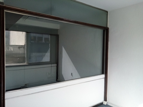 2 Oficinas, Sala De Reunión Y Un Baño.