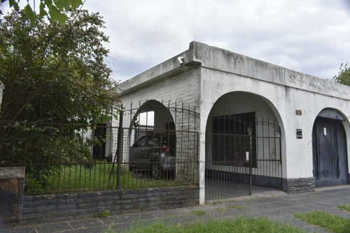 Imagen 1 de 11 de Permuta - Casa De 3 Ambientes En Venta - Castelar Sur