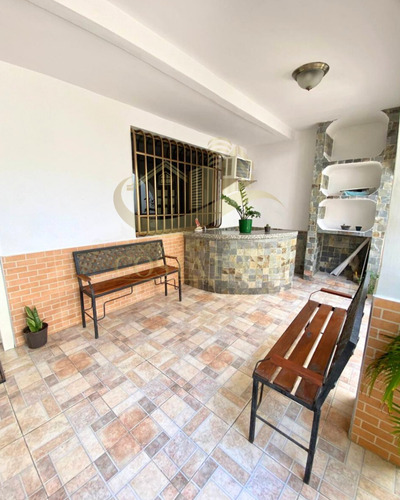 Venta Amplia Quinta Con Anexo Independiente Ubicada En La Atlántida Ref 2391