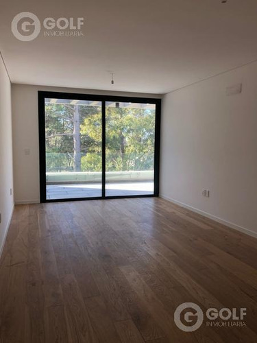 Apartamento Penthouse De 2 Dormitorios, Parrillero De Uso Exclusivo, Garaje, A Estrenar, Carrasco