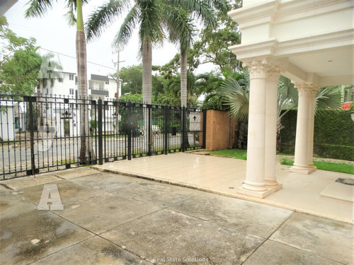 Casa En Venta, Estilo Clásico ,4 Recámaras En Residencial Campestre, Cancún