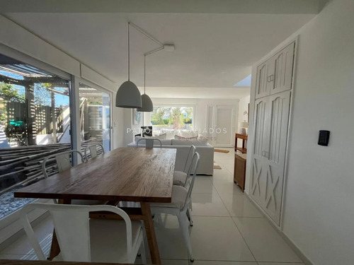 Hermosa Casa En Venta En Montoya A Solo Pasos De La Playa, Punta Del Este.