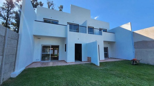 Casa Dúplex En Venta En Parque Leloir, Ituzaingó, G.b.a. Zona Oeste