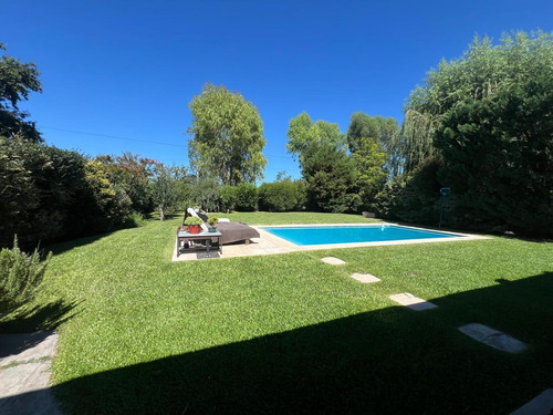 Casa En Venta En Los Jazmines, Pilar Del Este, Pilar