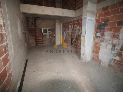 Imagem 1 de 11 de Av. Das Americas - Sunplaza - Excelente Loja Frontal Às Américas, Composta De 37m2 No Primeiro Piso E 18,5m2 No Segundo Piso, 1 Banheiro. - Loc5081m - 31973928