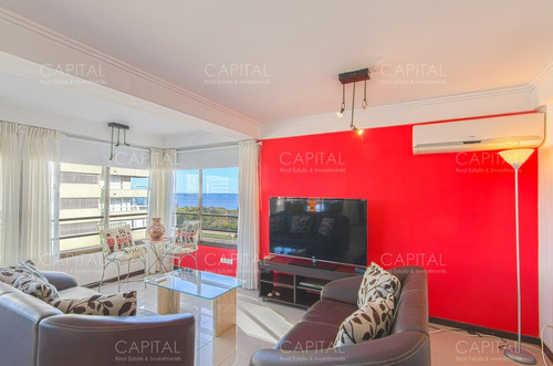 Apartamento De Tres Dormitorios En Primera Fila De Playa Mansa, Punta Del Este