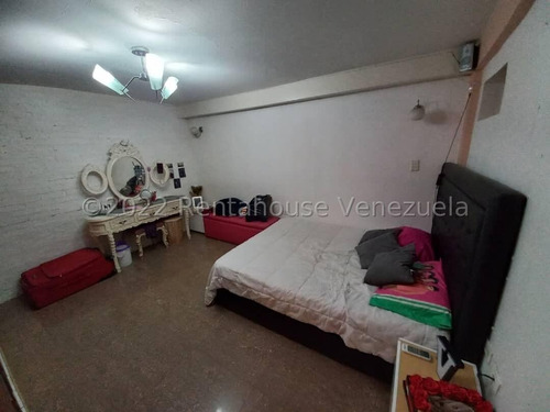 Casa En Venta Sabana Del Medio San Diego Inm En Conjunto Cerrado Completamente Remodelada Con Acabados Modernos, Piso En Porcelanato Y Marmol, Paredes Decorativas Con Marmol Importado. 23-2814