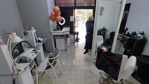 Se Vende Fondo De Comercio De Peluquería Completamente Equipada Y Lista Para Operar.